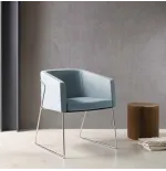 Sillón tapizado Artis con estructura metálica personalizable