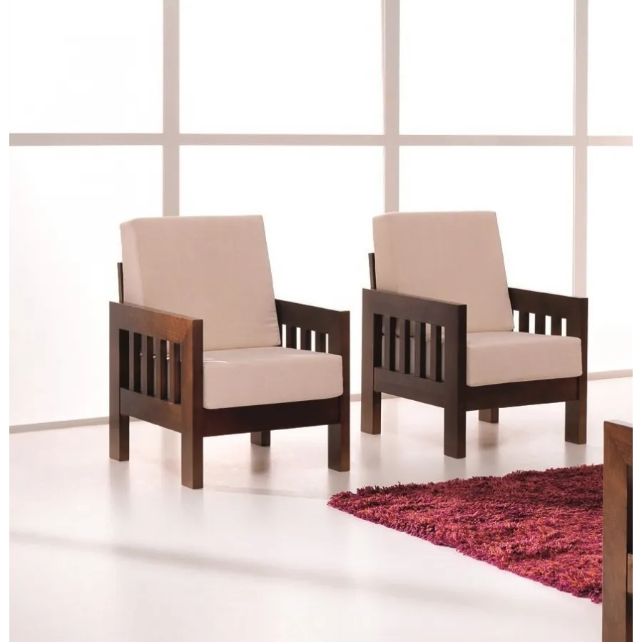 Sillón colonial moderno con estructura de madera vista