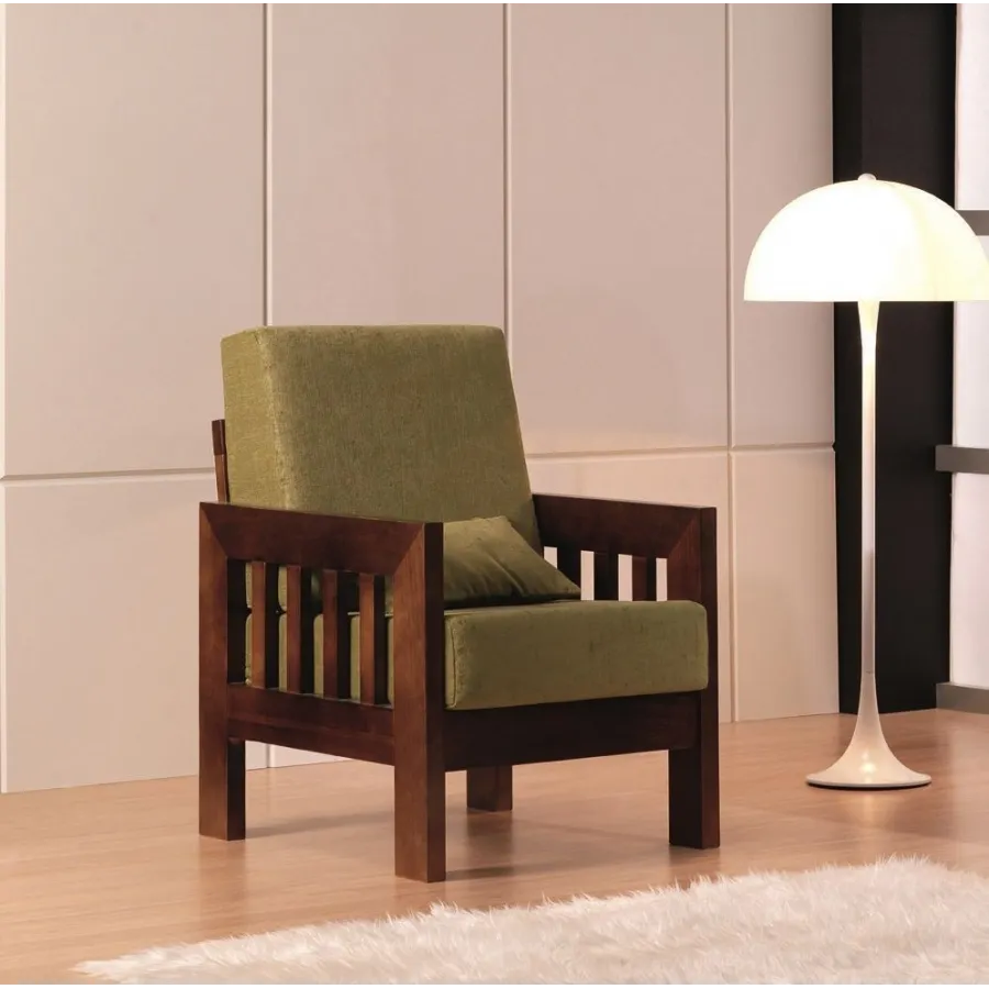 Sillón colonial moderno con estructura de madera vista