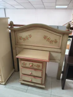 Cabecero con mesita decorados