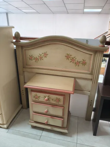 Cabecero con mesita decorados