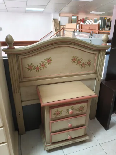 Cabecero con mesita decorados