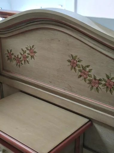 Cabecero con mesita decorados