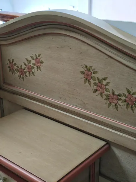 Cabecero con mesita decorados