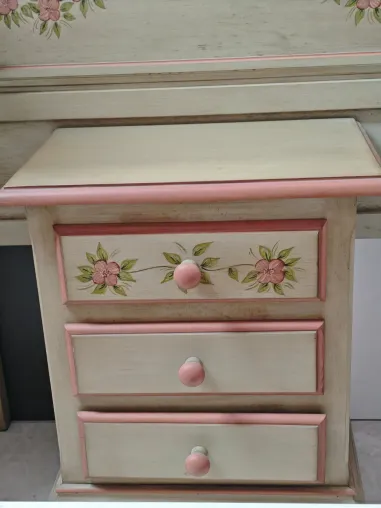 Cabecero con mesita decorados