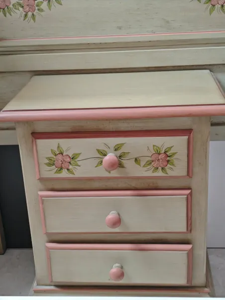 Cabecero con mesita decorados